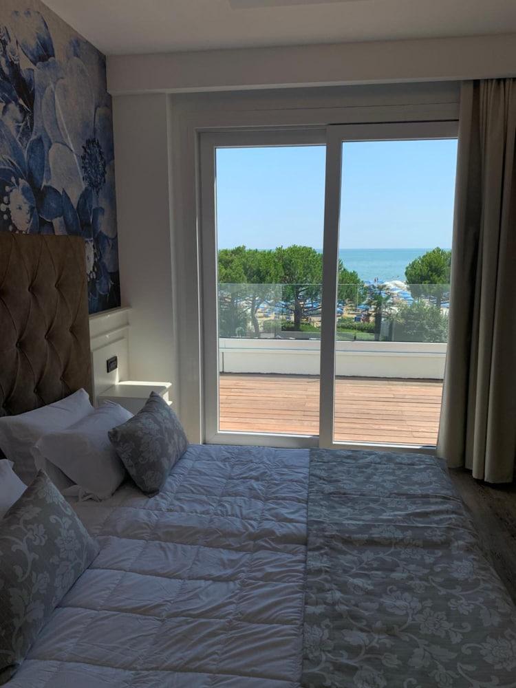 Park Hotel Cellini Lido di Jesolo Bagian luar foto